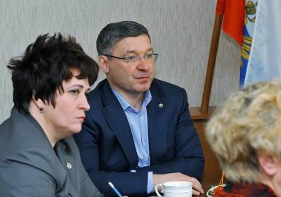 Жители тюменских деревень назвали лужи именем главы района и депутата, установив указатели - znak.com - Тюмень - район Тюменский