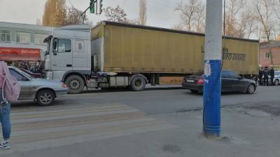 Фура раздавила женщину в слепой зоне на воронежской остановке - vestivrn.ru - Воронеж