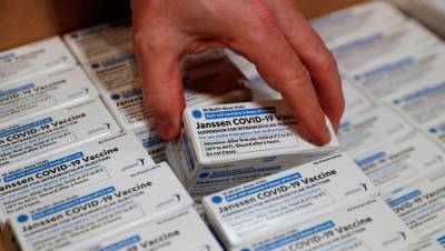 AstraZeneca наполовину сокращает поставки вакцины в ЕС - gazeta.ru - Норвегия - Исландия
