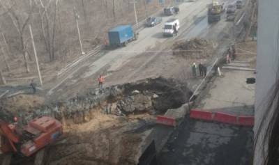 В Челябинске под землю уходит улица: возле многоквартирного дома образовался провал - nakanune.ru - Челябинск