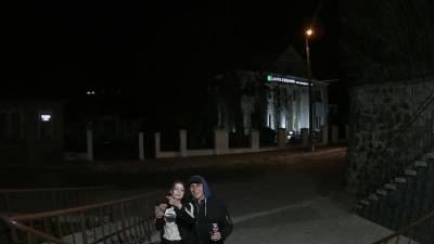 В Луцке пьяные парень и девушка сорвали флаг с муниципального здания - news.bigmir.net - Луцк