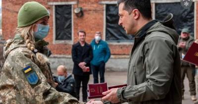 Зеленский - Богдан Хмельницкий - Под обстрелами ползла по грязи к раненым: боевой медик Светлана Землина получила орден от президента - tsn.ua - Донбасс