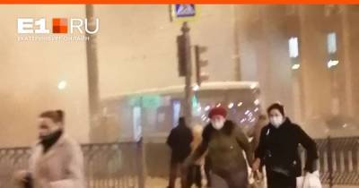 «Водитель кричал, чтобы выбегали скорее»: в Екатеринбурге автобус с пассажирами задымился на ходу - e1.ru - Екатеринбург - Свердловская обл.