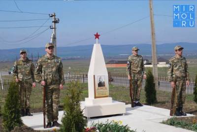 В Ингушетии открыли памятник герою-лётчику Валентину Эмирову - mirmol.ru - респ. Ингушетия