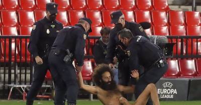 Оказался известной личностью: СМИ назвали имя мужчины, выбежавшего голым на поле в матче Лиги Европы - tsn.ua - Испания