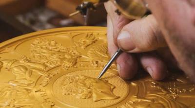 Елизавета II - В Великобритании отчеканили уникальную золотую монету весом 10 килограммов (фото) - lenta.ua - Англия - Великобритания