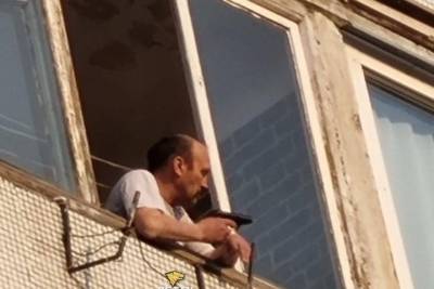 В Новосибирске мужчина c пистолетом из окна квартиры угрожал подросткам - novos.mk.ru - Новосибирск - р-н Кировский