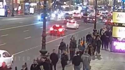 На Невском проспекте легковушка сбила пешехода: видео - piter.tv - Санкт-Петербург - район Центральный, Санкт-Петербург