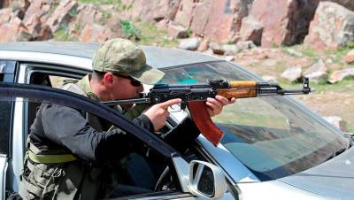 В Киргизии обвинили Таджикистан в стягивании военной техники к границе - gazeta.ru - Киргизия - Таджикистан