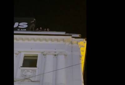 Харьковские подростки решили погулять на самом краю крыши, кадры: "махали прохожим и..." - kharkov.politeka.net - Харьков