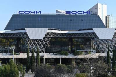 Свыше двух тысяч человек ожидают вылета в аэропорту Сочи из-за ночной задержки рейсов - interfax-russia.ru - Сочи - Ситуация