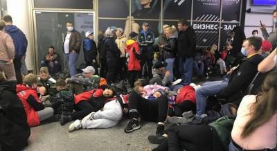 В аэропорту Сочи из-за тумана застрял более 2 тысяч пассажиров - eadaily.com - Сочи