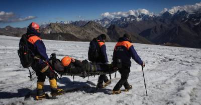 Спасатели эвакуировали с Эльбруса сорвавшегося альпиниста - ren.tv - респ. Кабардино-Балкария