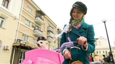 В ретрокостюмах и с собачкой. В Воронеже состоялась третья винтажная велопрогулка - vestivrn.ru - Воронеж