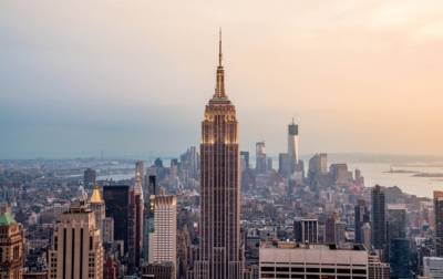 Вильям Де-Блазио - Верхушка Empire State Building подсвечена белым в честь юбилея здания - korrespondent.net - США - Нью-Йорк - Нью-Йорк - шт. Нью-Йорк