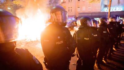 Празднование Первомая в Берлине завершилось беспорядками - vesti.ru - Берлин