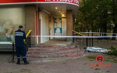 Житель Днепра прыгнул с 8 этажа и упал на женщину - korrespondent.net - Киев - Днепр