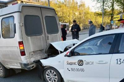 Такси врезалось в маршрутку на улице Ватутина в Новосибирске утром 10 мая - novos.mk.ru - Новосибирск