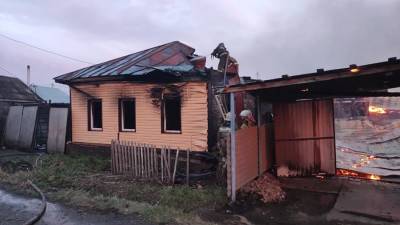 Пожар произошел в трех жилых домах в Омске - iz.ru - Омск - Южно-Сахалинск