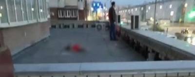 Женщина в Благовещенске упала из окна шестого этажа и погибла - runews24.ru - Амурская обл. - Благовещенск