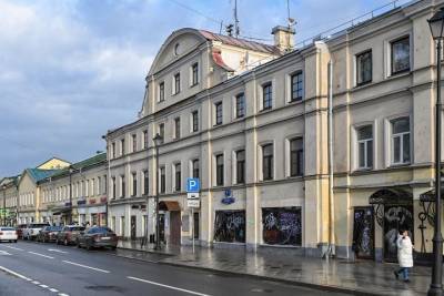 Фасад дома с мезонином и галдарейками на Покровке отремонтируют - vm.ru