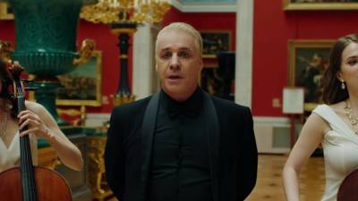 Юрий Лоза - Тилль Линдеманн - Лидер Rammstein снял клип на «Любимый город» в Эрмитаже - sharij.net - Санкт-Петербург