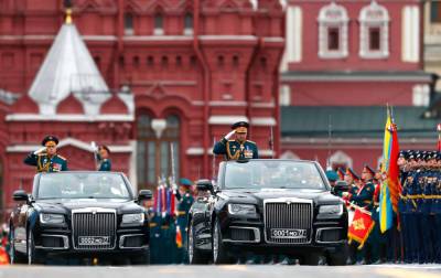 Два кабриолета Aurus проехали по брусчатке Красной площади - zr.ru