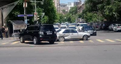 Никола Пашинян - Детали ДТП с участием машины, сопровождавшей кортеж Пашиняна - пострадавших двое - ru.armeniasputnik.am