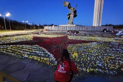Нил Ушаков - Янис Урбанович - Латвийская молодёжь выложила ковёр из цветов у памятника освободителям Риги - govoritmoskva.ru - Рига - Латвия