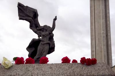 Нил Ушаков - Около 20 тысяч человек в Риге возложили цветы к памятнику Освободителям - aif.ru - Рига - Латвия