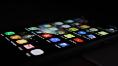 Тим Кук - Apple выпустит айфон с собственным 5G-модемом - vesti.ru