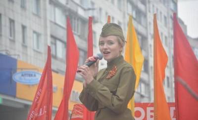 Под окнами квартиры тюменского ветерана провели творческий концерт - news.megatyumen.ru