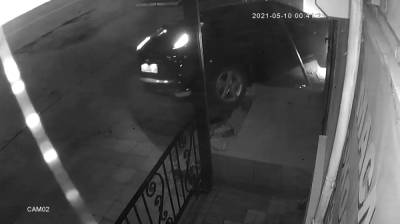 В Воронеже иномарка снесла ступеньки у магазина: появилось видео - vestivrn.ru - Воронеж