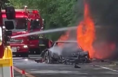 В Японии дотла сгорел на скоростной дороге раритетный Ferrari (ВИДЕО) - agrimpasa.com - Япония