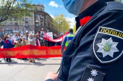 Под Николаевом полиция и митингующие подрались из-за флага - from-ua.com - Николаев - Николаевская обл.