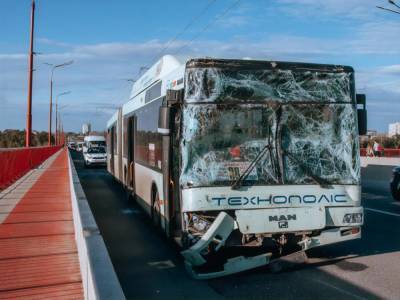 В Днепре у машины на ходу отпало колесо посреди моста, в ДТП попали два автобуса, пострадали шесть человек - gordonua.com