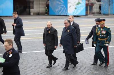 Владимир Путин - Одно измененное слово в речи Путина на параде Победы вызвало бурное обсуждение британцев - argumenti.ru - Англия