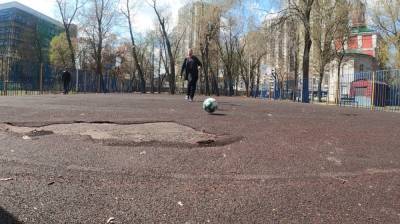 Дырявые заборы и сгнившие покрытия. Когда спортплощадки в Воронеже дождутся ремонта - vestivrn.ru - Воронеж