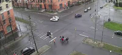 Автомобиль вылетел на тротуар после ДТП в центре Петрозаводска (ВИДЕО) - stolicaonego.ru - Петрозаводск