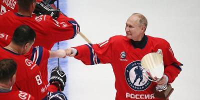 Владимир Путин - Путин вышел на лед Ночной хоккейной лиги и забил 8 шайб – в сети смеются и рисуют карикатуры - ТЕЛЕГРАФ - telegraf.com.ua - Россия - Сочи