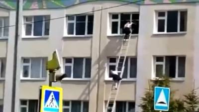 Ильназ Галявии - Пожарные эвакуировали часть детей из казанской школы. Видео - vesti.ru - респ. Татарстан - Казань