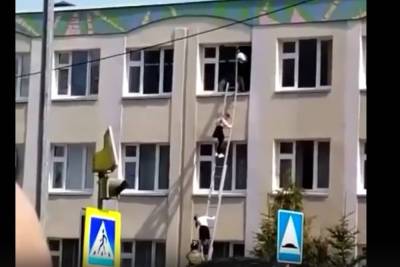 Суматоха возле казанской школы: родители ищут своих детей - mk.ru - Казань