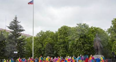 Не смотря на погоду в центре Луганска провели танцевальный флешмоб. ФОТО - cxid.info - ЛНР - Луганск