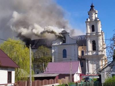 МЧС: пожар в Будславском костеле локализован - naviny.by - район Мядельский