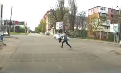 В Одессе ребенок бросился под машины на глазах у родителей, видео: "Стоял со всеми, а потом сиганул" - odessa.politeka.net - Одесса