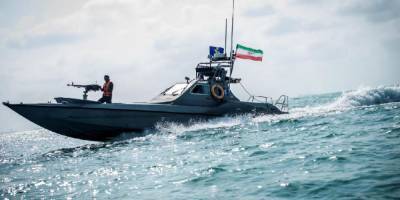 Джон Кирби - Американский корабль открыл предупредительный огонь по иранским судам - ruposters.ru - Грузия