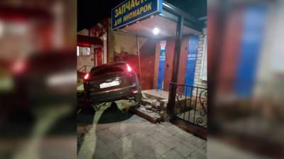 Ford - В Воронеже за рулём влетевшей на ступеньки магазина иномарки оказалась 39-летняя женщина - vestivrn.ru - Воронеж