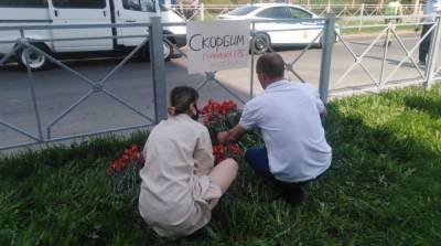 Аглая Чайковская - Жители Казани создали стихийный мемориал возле школы №175 - politros.com - Казань