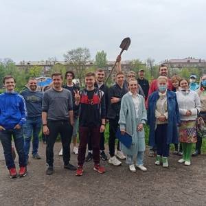 Запорожцы высадили деревья в сквере Яланского. Фото - reporter-ua.com - Запорожье