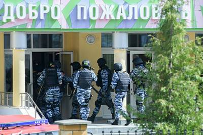 Александр Хинштейн - Вахтершу казанской школы наградят за сопротивление стрелявшему - lenta.ru - респ. Татарстан - Казань